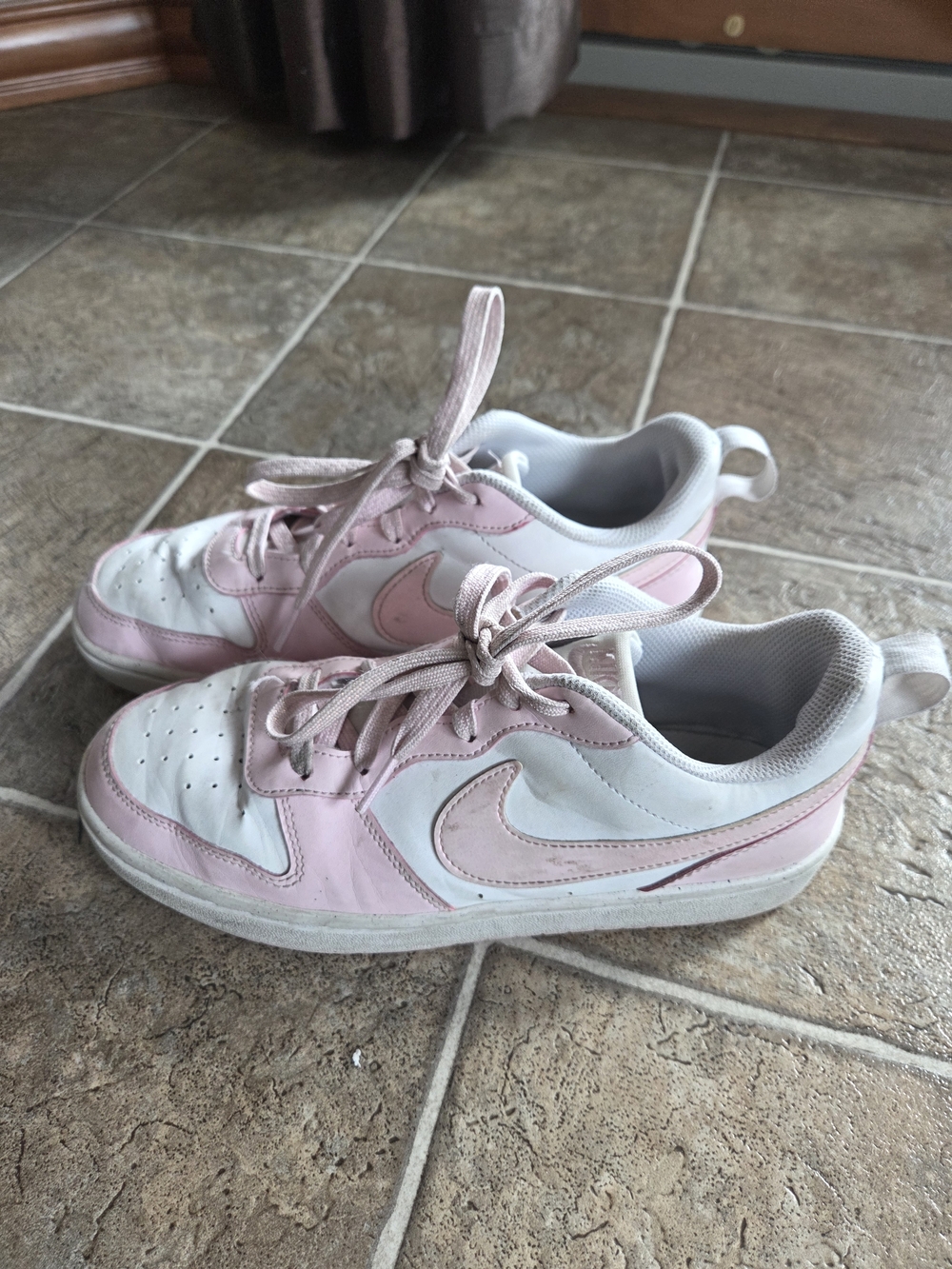 Nike Kids Low-Top Sneakers in Pink and White